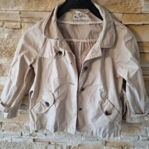 Trenchcoat till barn - Fint Trenchcoat till flickor. I storlek 110. 