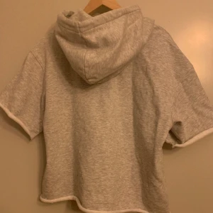 T-shirt hoodie  - Såååå najs och mysig avklippt hoodie från hm😍ord pris 200