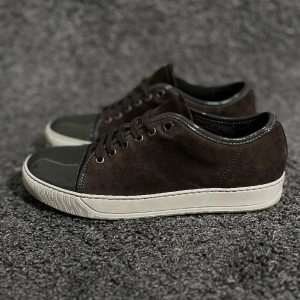 Lanvin skor  - Lanvins skor i den eftertraktade färgen brun. Som nya, endast använda några gånger. Storlek 6 passar 41-42. Nypris 4299kr, köp för endast 2399kr.