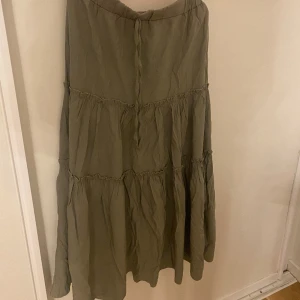 Grön långkjol  - Jättefin lång grön kjol. Aldrig använd. Säljer pågrund av att den inte rikigt är i min smak! Köparen står för frakten💕