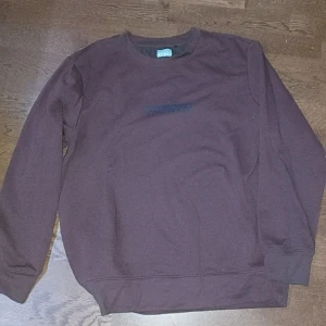 Mörkröd longsleeve - Mysig mörkröd longsleeve😁 använd men i bra skick👍👍kom dm vid fler frågor eller liknande💯💯💯