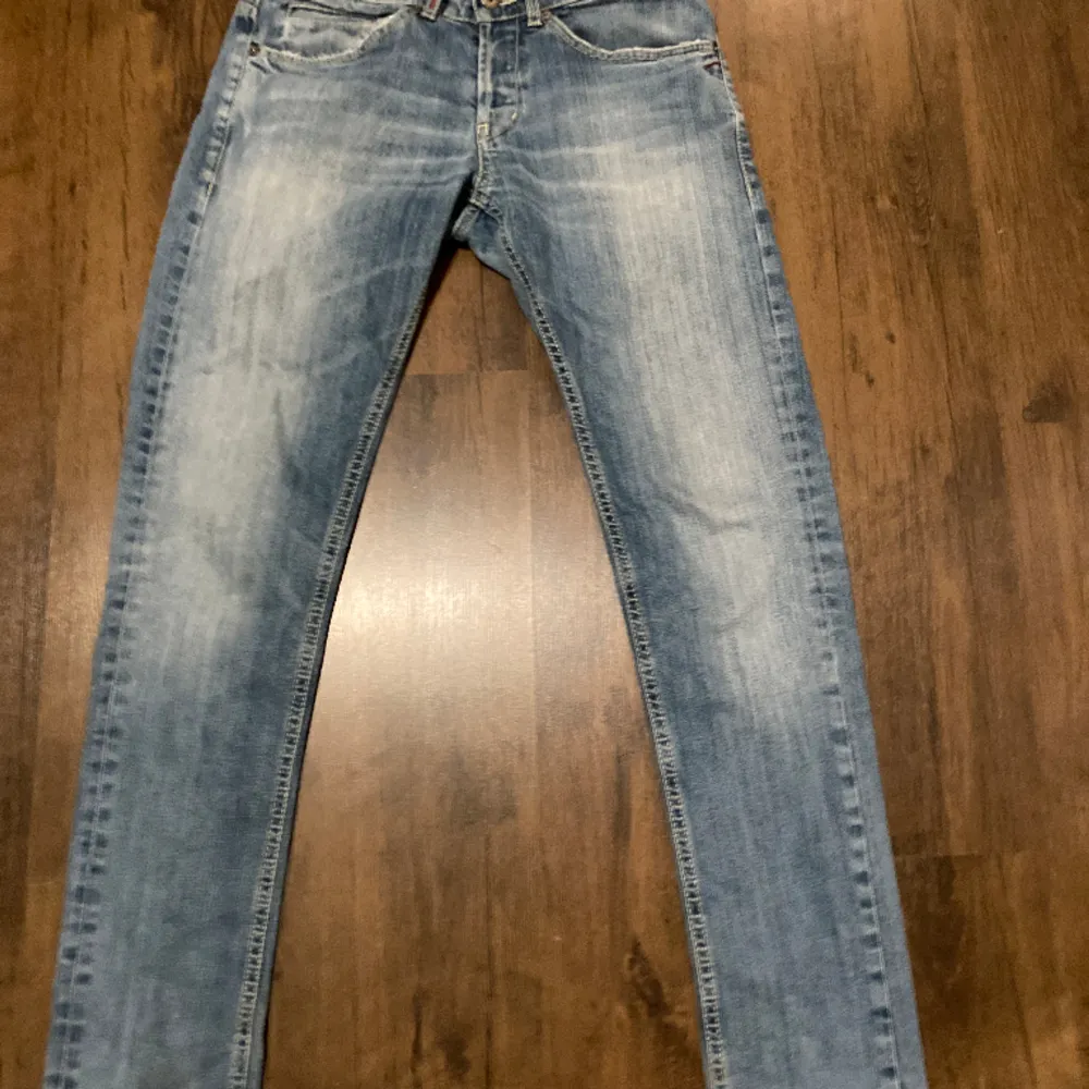 Tjena! Säljer nu min polares jeans i storlek 32🙌  Skick: 8/10  För mer frågor eller bilder så är det bara att skriva!🤝. Jeans & Byxor.