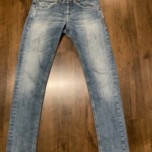 Dondups - Tjena! Säljer nu min polares jeans i storlek 32🙌  Skick: 8/10  För mer frågor eller bilder så är det bara att skriva!🤝