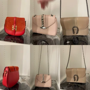 Väskor - Säljer lite väskor då jag inte har använt dem och dem förtjänar att bli använda, dem är i ett väldigt bra skick. Vid mer frågor skriv gärna till mig 😁priset kan diskuteras Röd väska: 500kr ( då det är äkta skin) Rosa väska: 150kr Brun väska: 200kr 