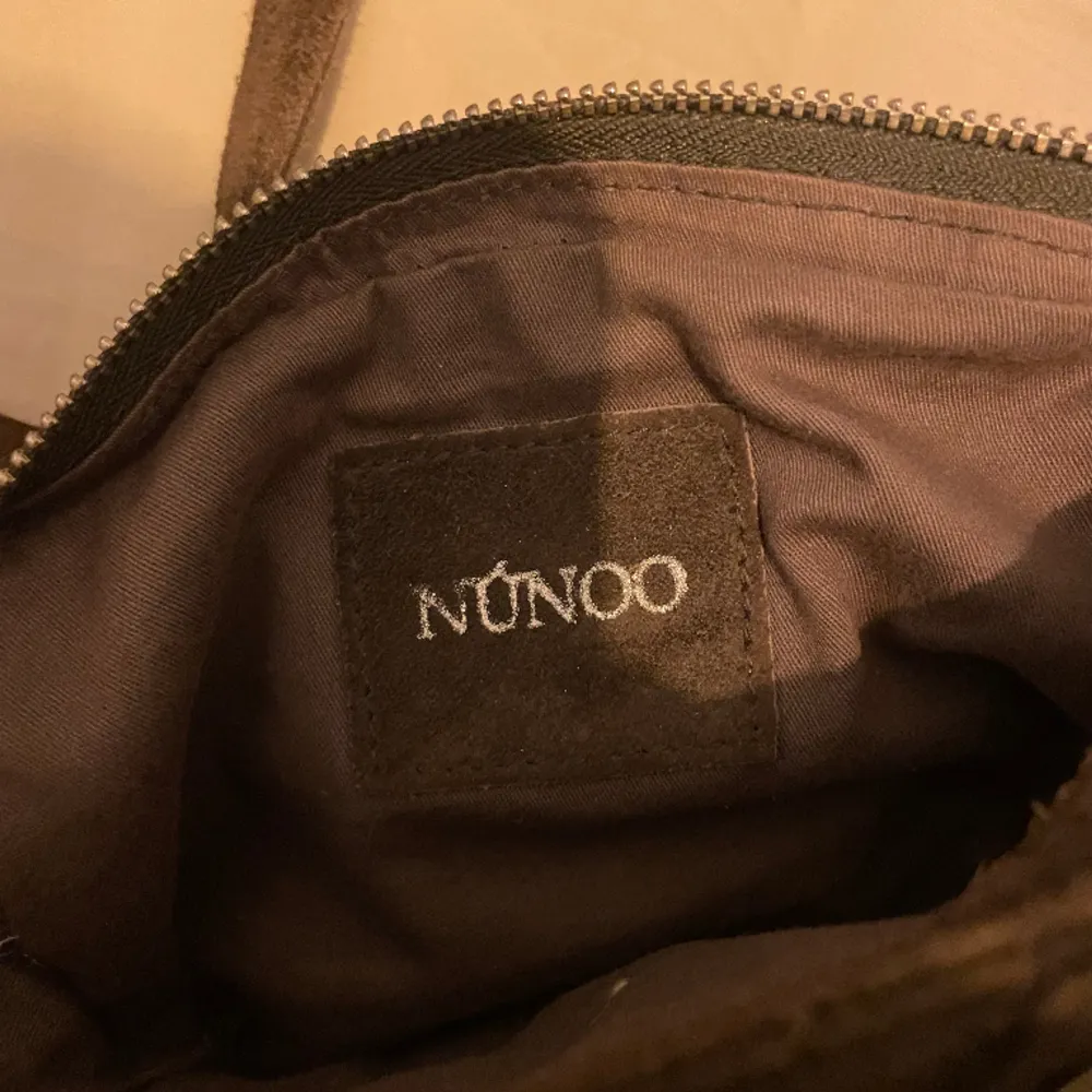 En brun mocka väska från NÓNOO, skriv för fler bilder❤️. Väskor.