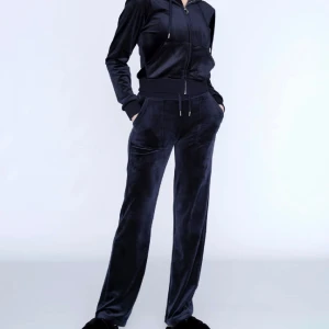 juicy sett - Säljer detta mörkblåa juicy settet, man kan även köpa de separat. tröjan är helt oanvänd och byxorna är använda ca 4ggn. 1500kr för hela settet annars kom privat för enskilt pris. priset kan diskuteras