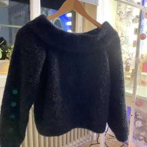 Stickad tröja  - Den har nästan aldrig kommit till användning pga att jag inte gillar stickat 