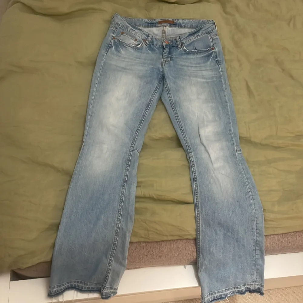 Aldrig använt super vackra jeans, de är flared och går inte att köpa längre, storlek 36 🩷. Jeans & Byxor.