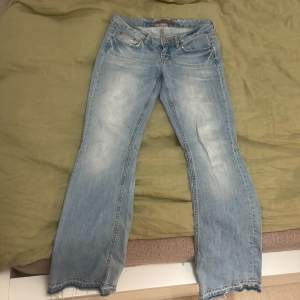 Aldrig använt super vackra jeans, de är flared och går inte att köpa längre, storlek 36 🩷