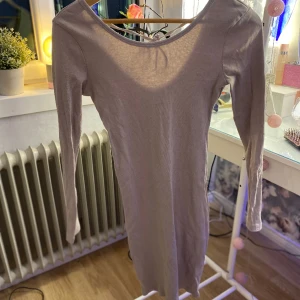 Klänning  - En klänning som aldrig har kommit till användning, har testat den en gång. Sen jag köpte den, så i väldigt bra skick 