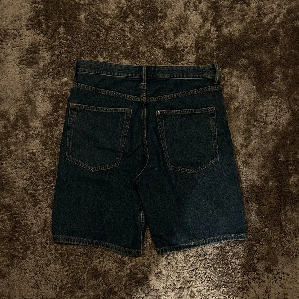 Shorts i jeans material. Har en loose och trendig passform. Är helt nya utan någon användning. Meddela vid övriga frågor !. Shorts.