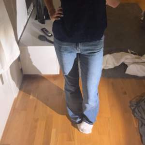 Säljer mina superfina bootcut jeans från Gina i storlek 36. Dom har tyvärr blivit för stora men är absolut inget fel på dom! Skriv om mer info!🩷