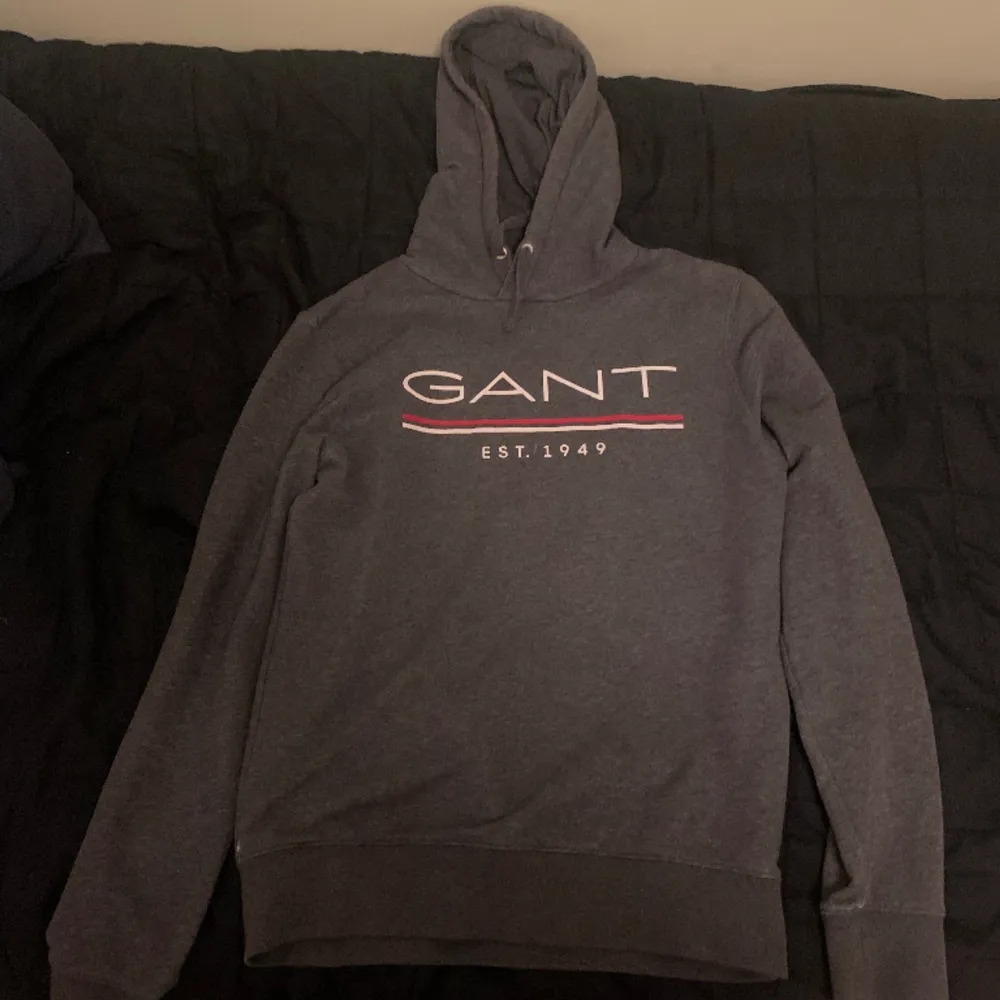 Hej säljer denna fina Gant hoodie som har blivit för liten för mig, hoodien är i bra skick och tveka inte på att höra av dig om du har några frågor!. Hoodies.