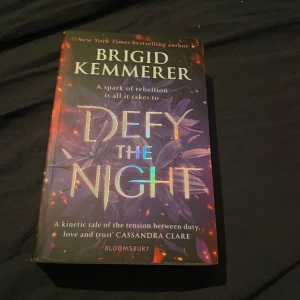 Defy the night - Här har du en av dem bästa fantasy/romance böckerna jag läst!✨Köpt för 120, säljer för 89!