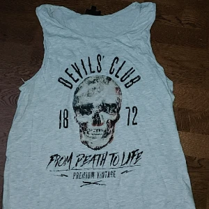 Devils club linne🥶🥶 - Ljusgrått vintage linne från sjuka märket smog💯💯 bra skick👍 kom dm om du undrar något🤔🤔