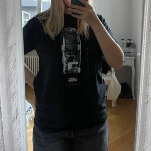 Eytys t-shirt - Säljer denna Eytys t-shirt med tryck. Den är i bra skick och 100% bomull. Pris kan diskuteras!