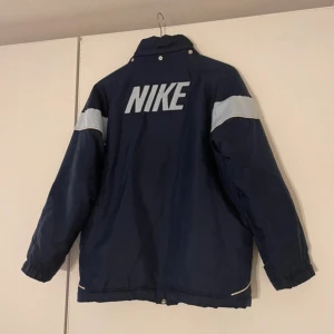 Nike vintage jacka  - Bra skick. Luvan saknas 