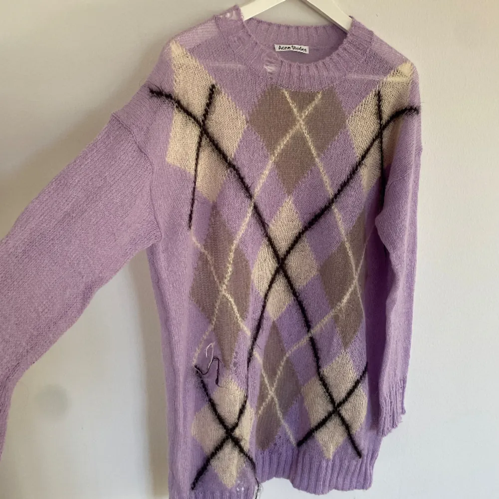 Amazing and cool piece of knitwear from Acne Studios. It’s distressed and features the classic argyle knitting pattern. Fits oversized, like a S-M. . Stickat.