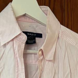 Gant rosa/vit randig skjorta Stl 36 i fint skick!