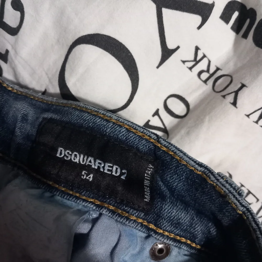 Säljer ett par Dsquared2 jeans storlek som är i storlek 54 som står för ca storlek 32 i svenskt storlek ,dem är i bra skick och har inga smutsfläckar eller något som syns.. Jeans & Byxor.