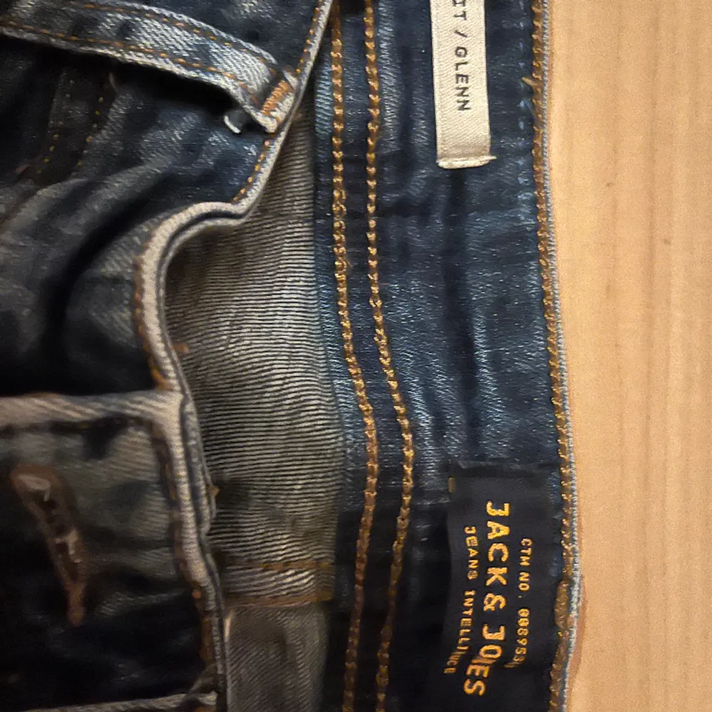 Säljer ett par Jack & Jones jeans i storlek 28/32 i fint skick då det har blivit för små. Jeans & Byxor.