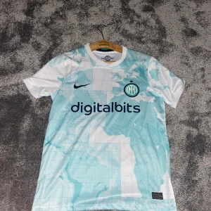 Inter Milan Fotbollströja - Använd denna fåtal gånger då den var för liten, den är S. Pris kan diskuteras. Fraktas eller möts upp.