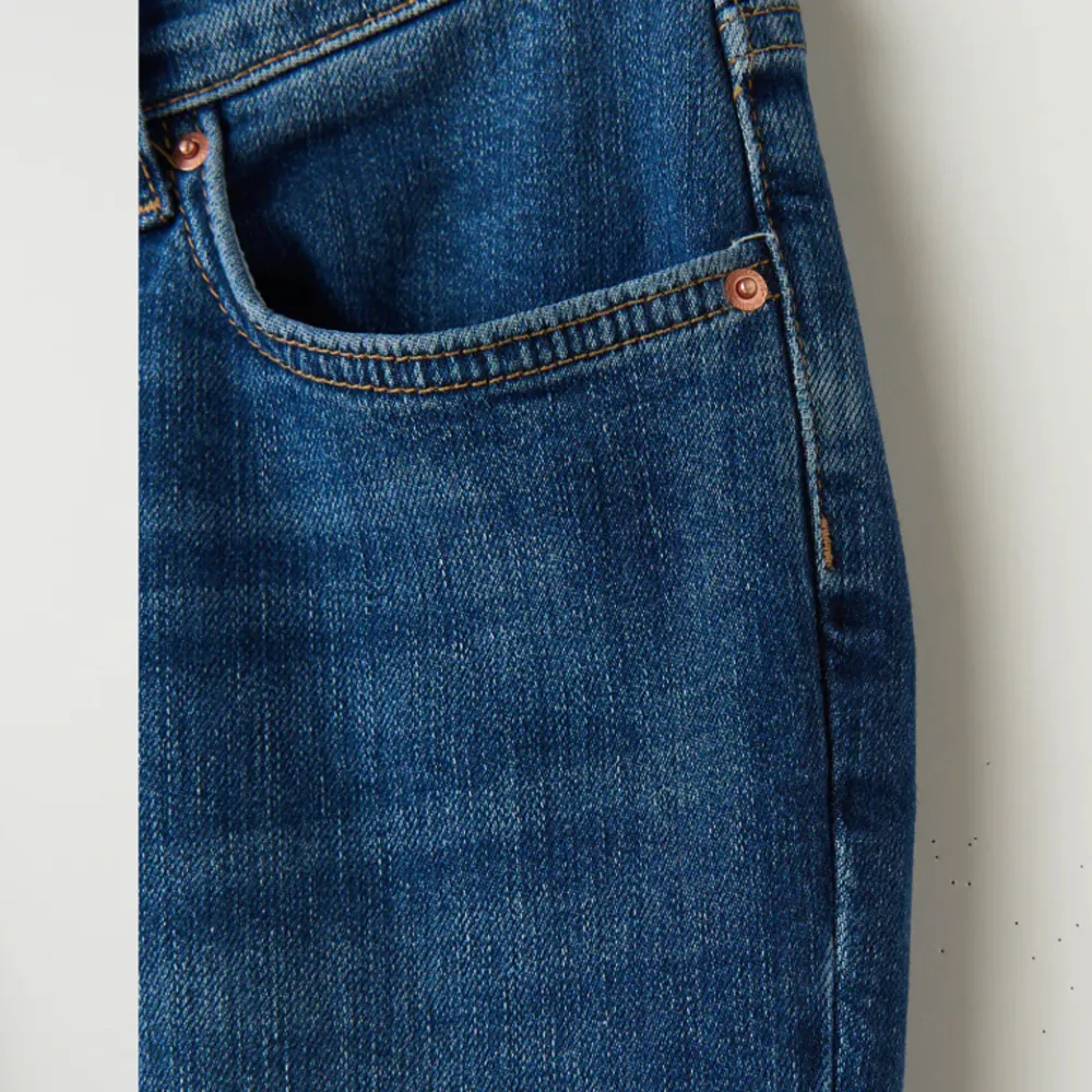 Säljer dessa lågmidjade jeansen från Gina i ett bra skick, dem är perfekta i längden på mig som är 1.70! Fler bilder kom privat🩷. Jeans & Byxor.