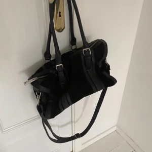 svart väska - Supersöt väska som också funkar som en mindre weekend bag! Inpricip som ny ❣️