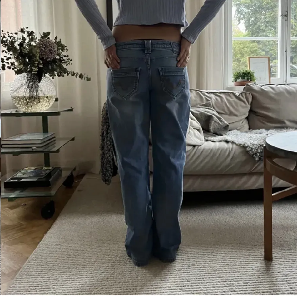 Lägger upp igen! Lågmidjade vintage jeans. Inga defekter. Midjemåttet: 76 cm och innerbenslängden: 75 cm. . Jeans & Byxor.