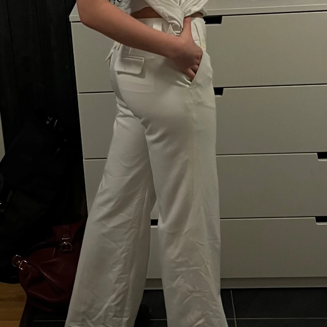 Vita kostymbyxor 