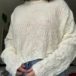 Vit stickad tröja - En vit stickad tröja.  Den är lång i ärmarna. Lite genomskinlig. Bra skick. 