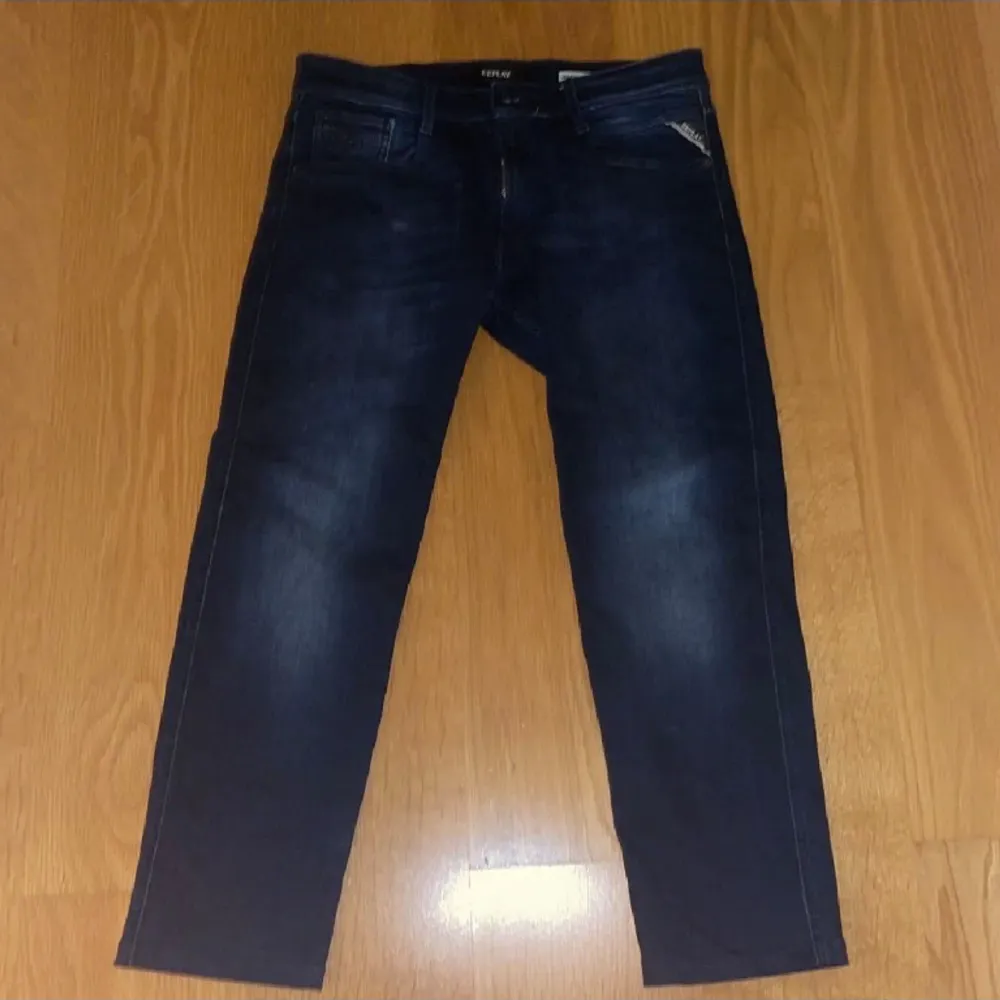 Riktigt snygga jeans från replay i populära modellen Anbass. Jeansen är i topp skick endast testade. Nypris 1799kr. Jeans & Byxor.