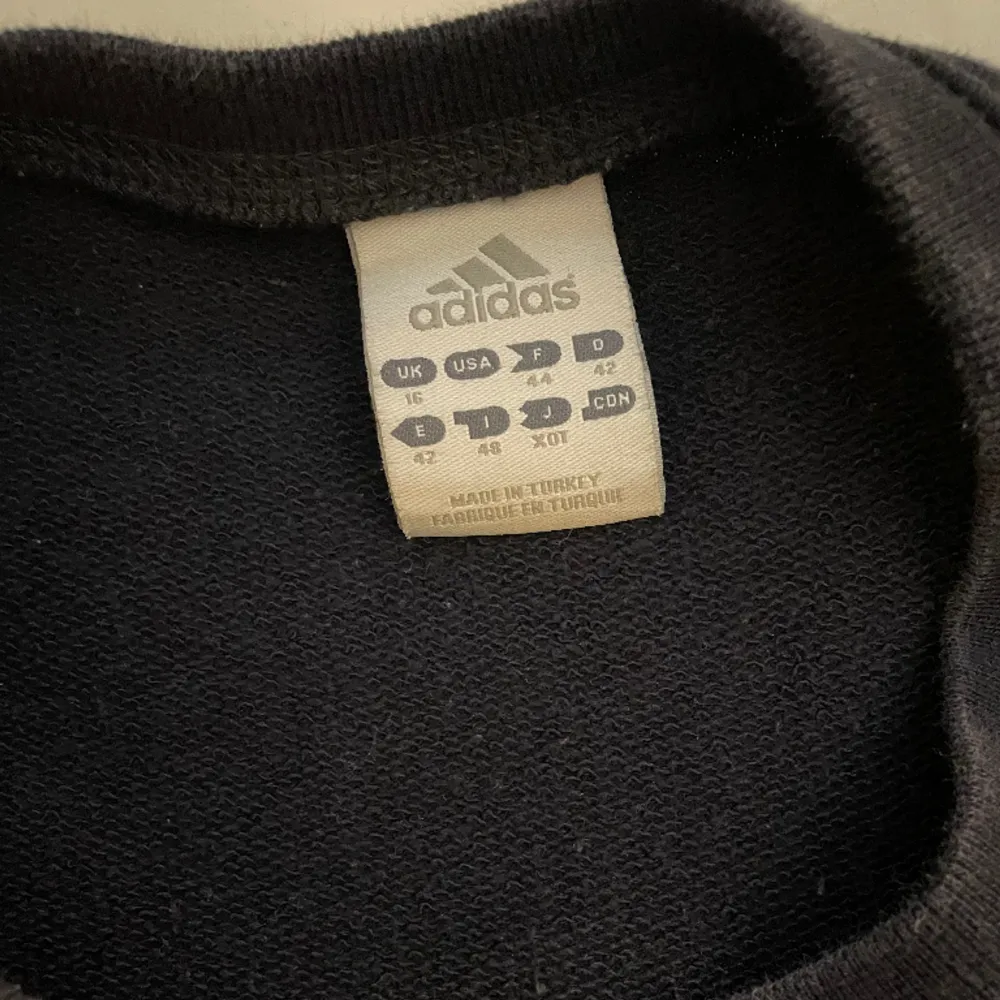 Marinblå mörkblå, nästan svart,  sweatshirt från adidas, fattar inte storlekarna men den är typ S/M i herr tror jag. Funkar unisex, 40kr + frakt!. Tröjor & Koftor.