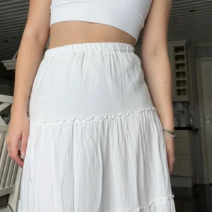 Brandy Melville kjol - Säljer min vita kjol från brandy Melville, aldrig använd och köpt i Los Angeles. Originalpris: 500kr, säljer för 300kr. Gummiband i midjan och en extra underkjol 👌🏼 (säljes pga har en annan vit kjol jag använder mer)