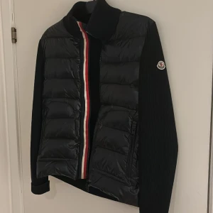 Moncler cardigan  - Moncler cardigan, toppenskick 10/10 - Storlek S passar mindre och passar även större också, hör av er vid frågor eller funderingar, äkthetsbevis finns! Pris kan vara diskuterbart till viss nivå, samt byten kan vara intressant! 