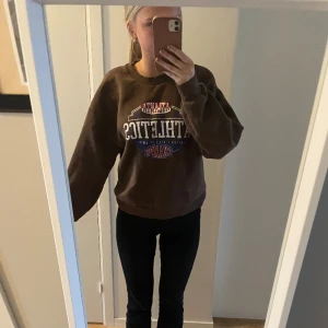 Sweatshirt  - Super skön brun sweatshirt från gina tricot! Strl S  Säljer pga använder inte längre Inga defekter💗💗