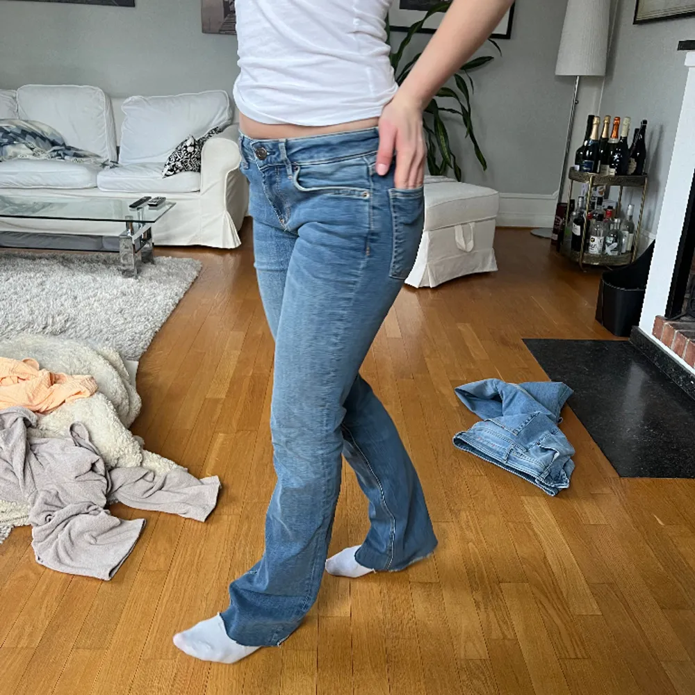 Så snygga lågmidjade zara jeans. Passar till allt! Tagit bort lappen, men de är stlk 34. Jeans & Byxor.