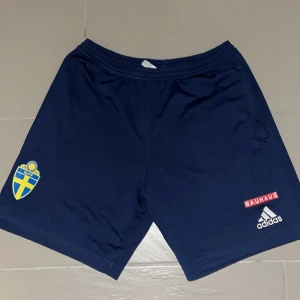 Sverige träningskläder  - Sverige träningskläder, jag har flera olika designs i olika storlekar. Bara att skriva så kan ni få fler bilder och veta vilka storlekar som finns. Går att köpa ett helt sett eller bara separata plagg 