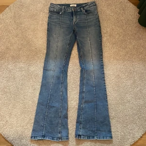 Utsvängda jeans från Lindex  - STL: 164  Tajt fit, fint skick dock två små obehandlade fläckar, se bild 2. Frakten ligger på köparen🌟 Low waist 