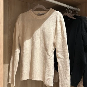 Säljer denna jätte fina stickad tröjan - Säljer denna jätte fina stickade tröjan från Zara! Köptes för ungefär 1000kr. Säljer pga att den inte kommer till användning