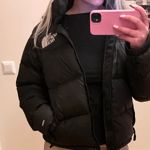 North Face jacka  - Jackan är i storlek M❤️ Har även en luva som går att vika in i kragen.   Pris kan diskuteras❤️