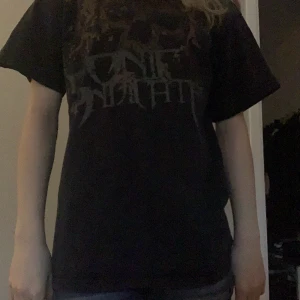 Snygg tröja - Snygg tröja med tryck, fett snygg ändå. Andvänd o har ihop-sytt hål i armhålan men märks it. 