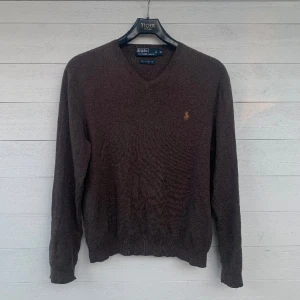 Ralph lauren tröja - En Ralph lauren tröja i regular fit som är i storlek M, perfekt till våren eller sena sommarkvällar. Hör av er vid minsta fråga😁