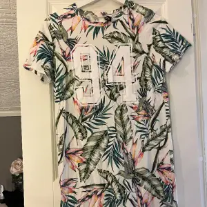 Blommig t-shirt klänning i strl 34