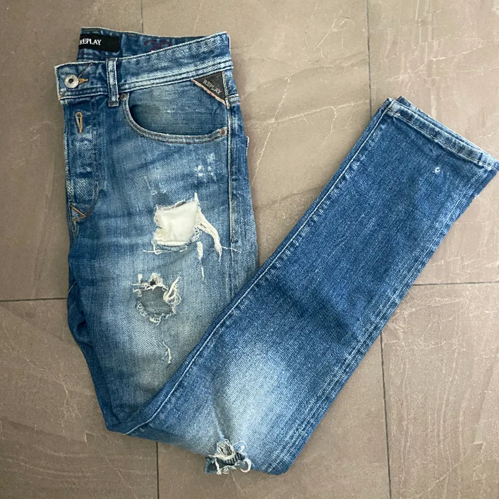 Tja! Säljer nu dessa snygga replay jeans. |storlek: W28 L32|skick 7/10(!slitningar förekommer med modellen på byxorna!)|nypris ca:1400kr vårt pris:249kr| Hör gärna av er vid funderingar, Mvh!👖. Jeans & Byxor.