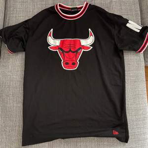 Chicago Bulls T-Shirt köpt för 599kr. New era.