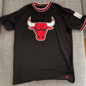 Chicago Bulls T-Shirt - Chicago Bulls T-Shirt köpt för 599kr. New era.