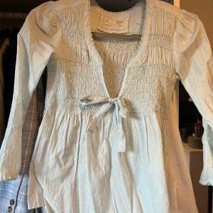 Odd molly blus - Ljusblå blus från Odd molly. Storlek 0 vilket är som XS/34. Blusen är använd 1 gång, så utmärkt skick