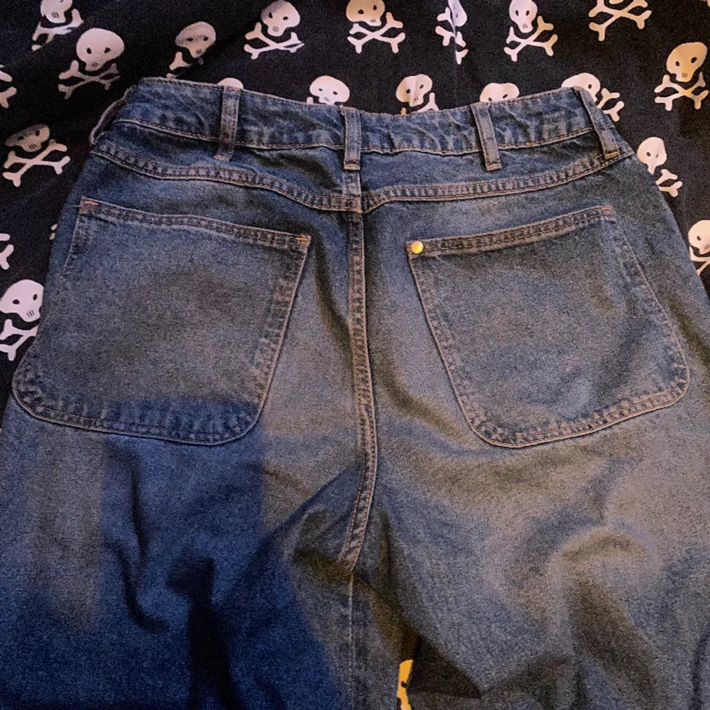  Köpta second hand inga synliga deffekter originellt från H&M. Jeans & Byxor.