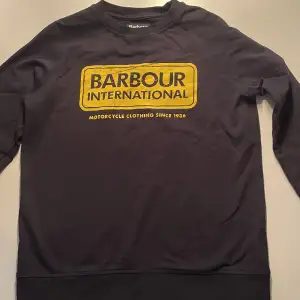 Barbour tröja i ny skick jag har användt den en eller två gånger.  I storleken står  det xxl men sitter som xs/s säljer den eftersom den inte passar mig.